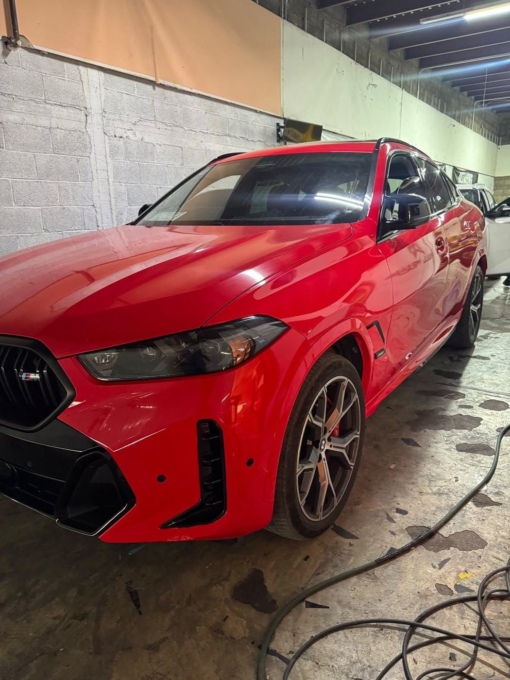 BMW X6 M rojo con acabado de alto brillo
