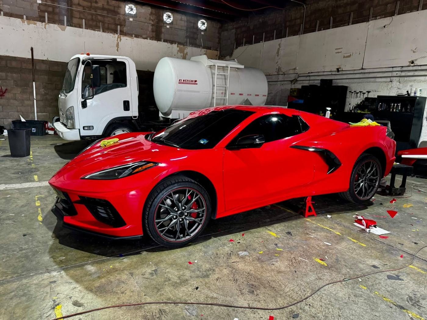 Chevrolet Corvette rojo con acabado de alto brillo