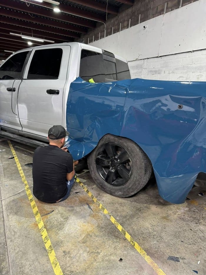 Alumno practicando wrap en la defensa de una camioneta