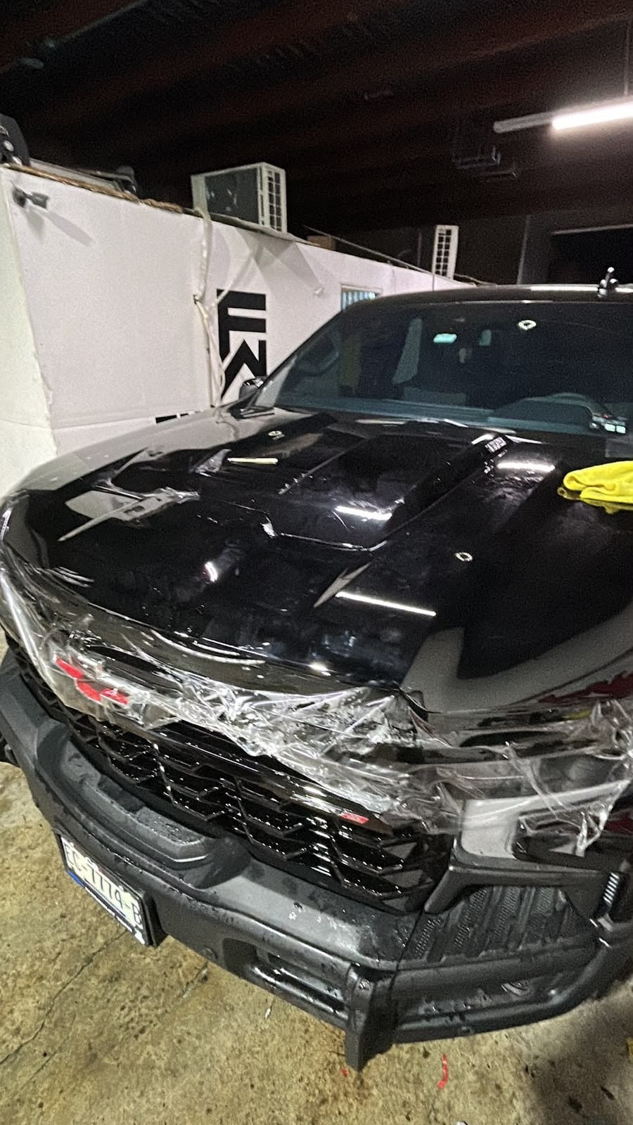 Instalación de PPF sobre cofre de camioneta en Auto Tuning Shop, Chihuahua