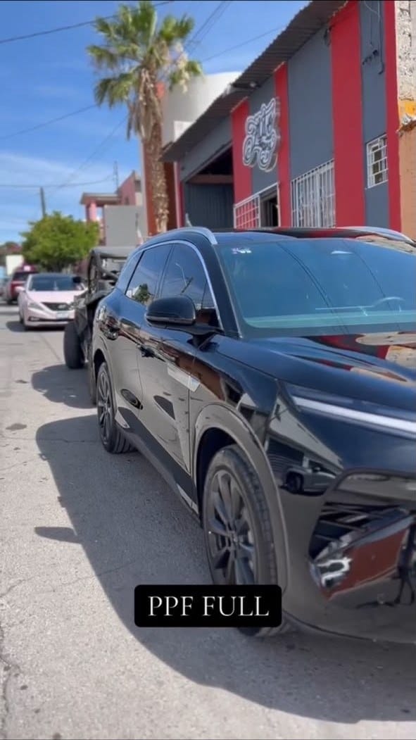 Camioneta con Full PPF, vista frontal, cofre y defensa