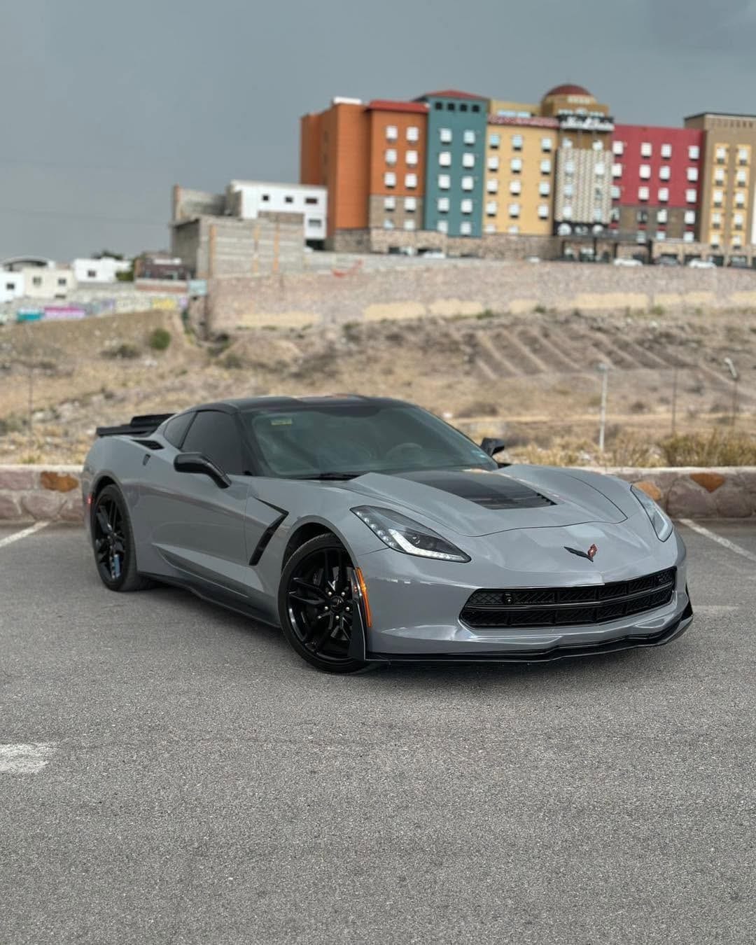 Chevrolet Corvette gris con capó negro