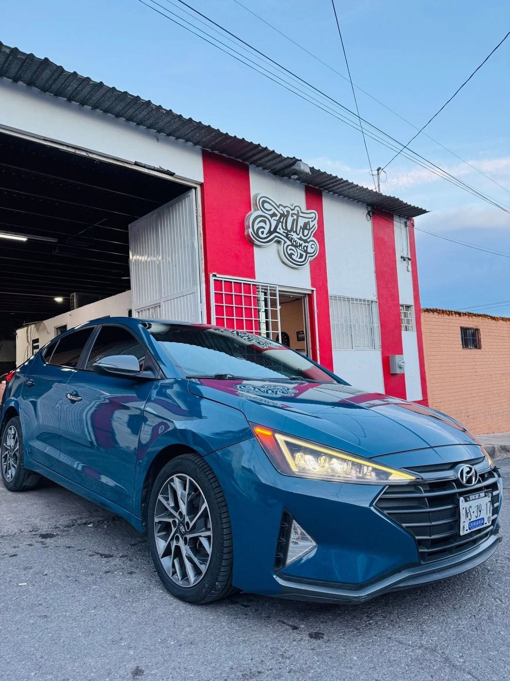 Hyundai Elantra en acabado azul petróleo