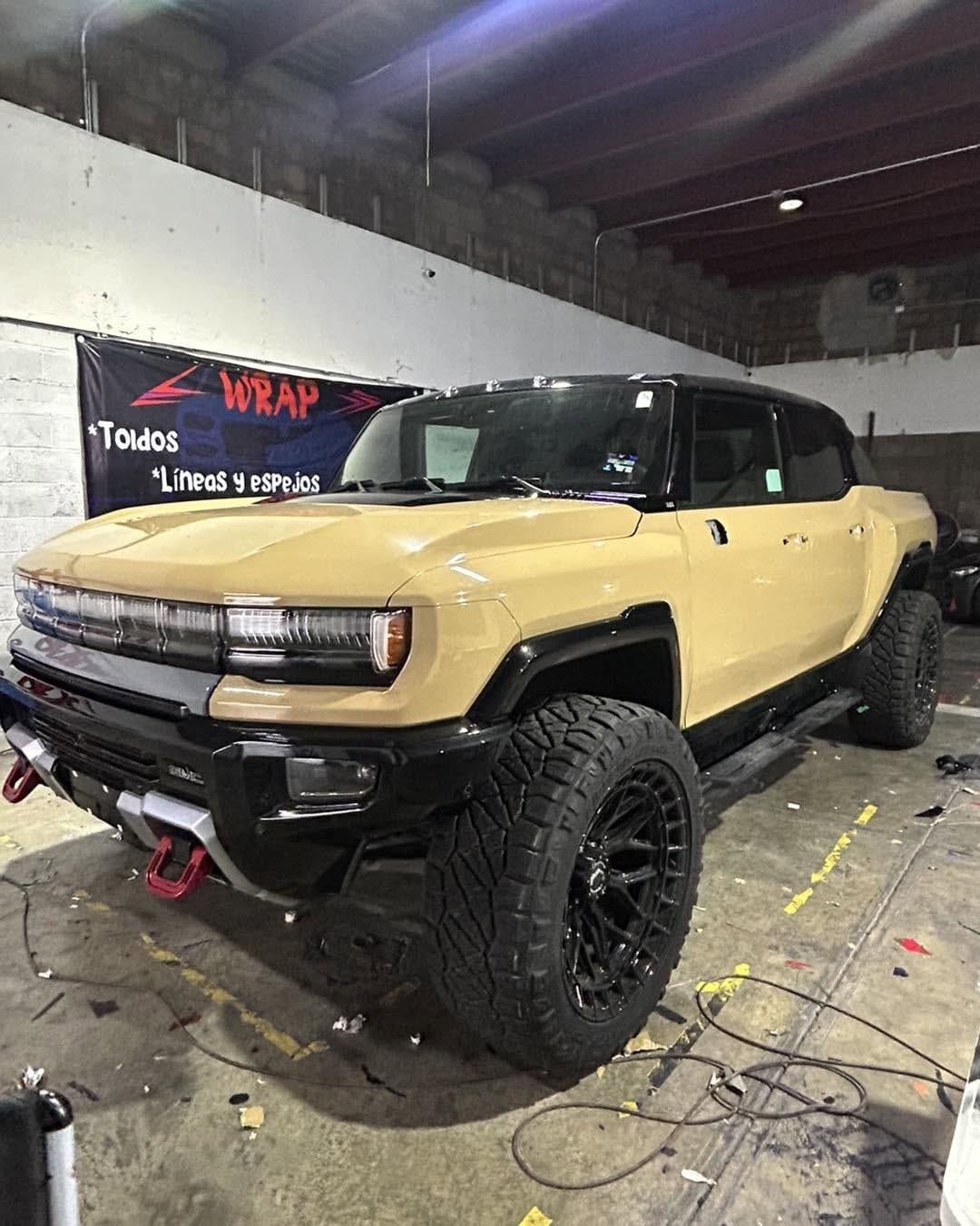 GMC Hummer EV con wrap tono arena